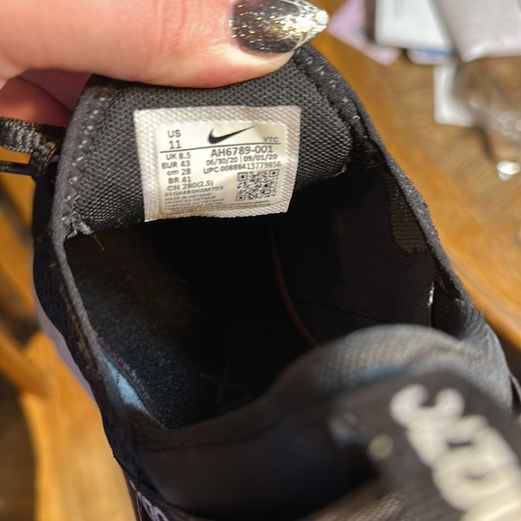 Barely worn Womens Nikes in great condition!! - Picture 6 of 8
